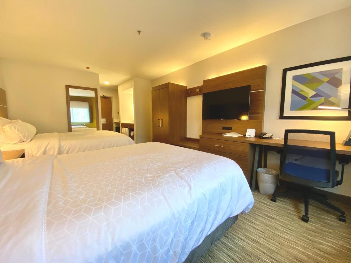 Standard Queen Room Two Queen Beds