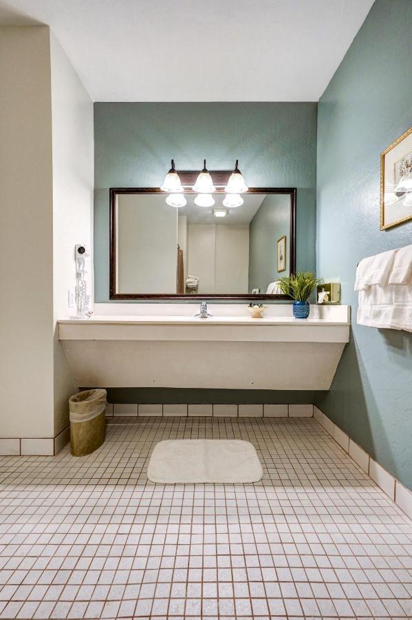 Deluxe Double Queen Accessible Room