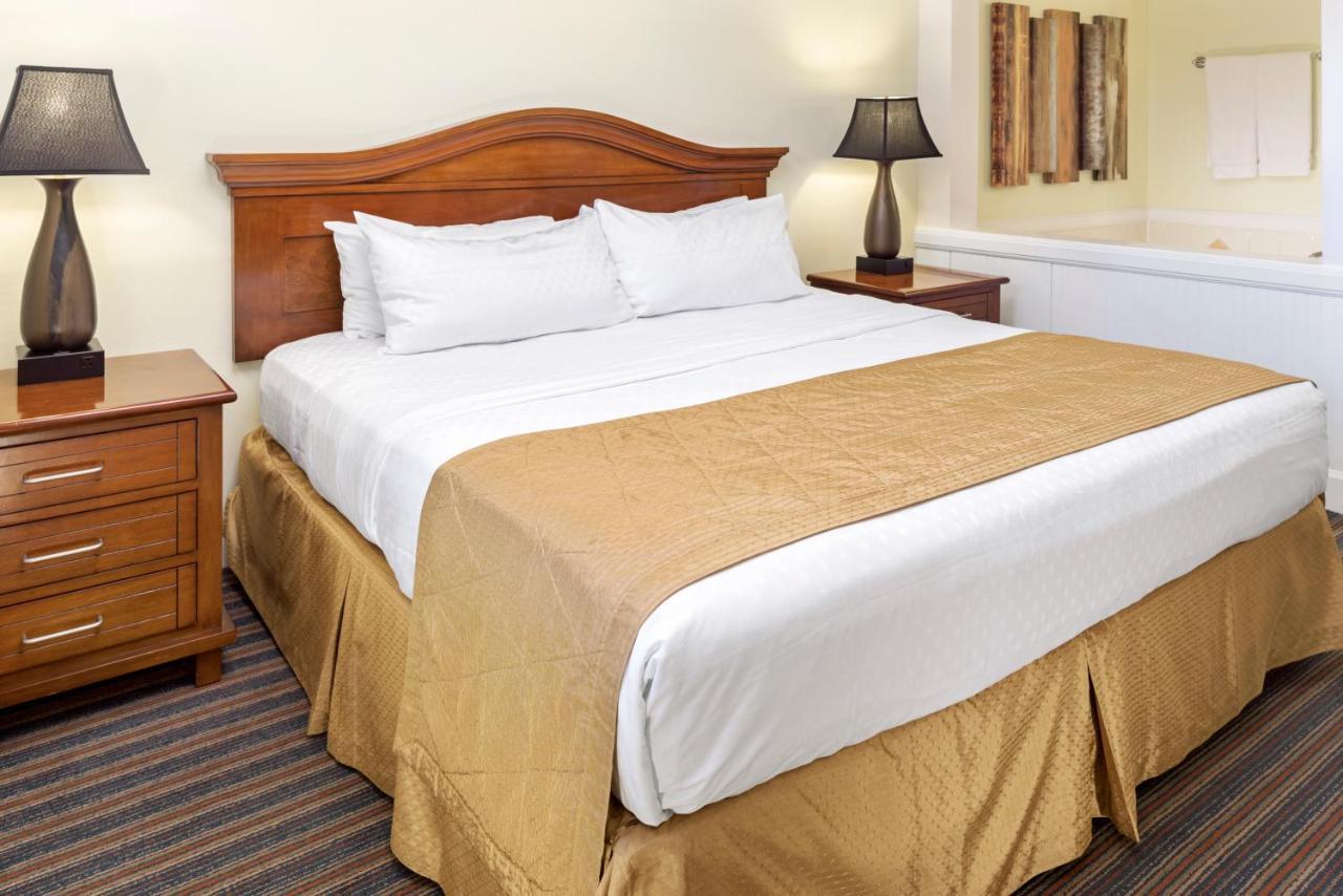 Three-Bedroom King Suite Two Twin Beds Bath Tub Mobility Accessible
