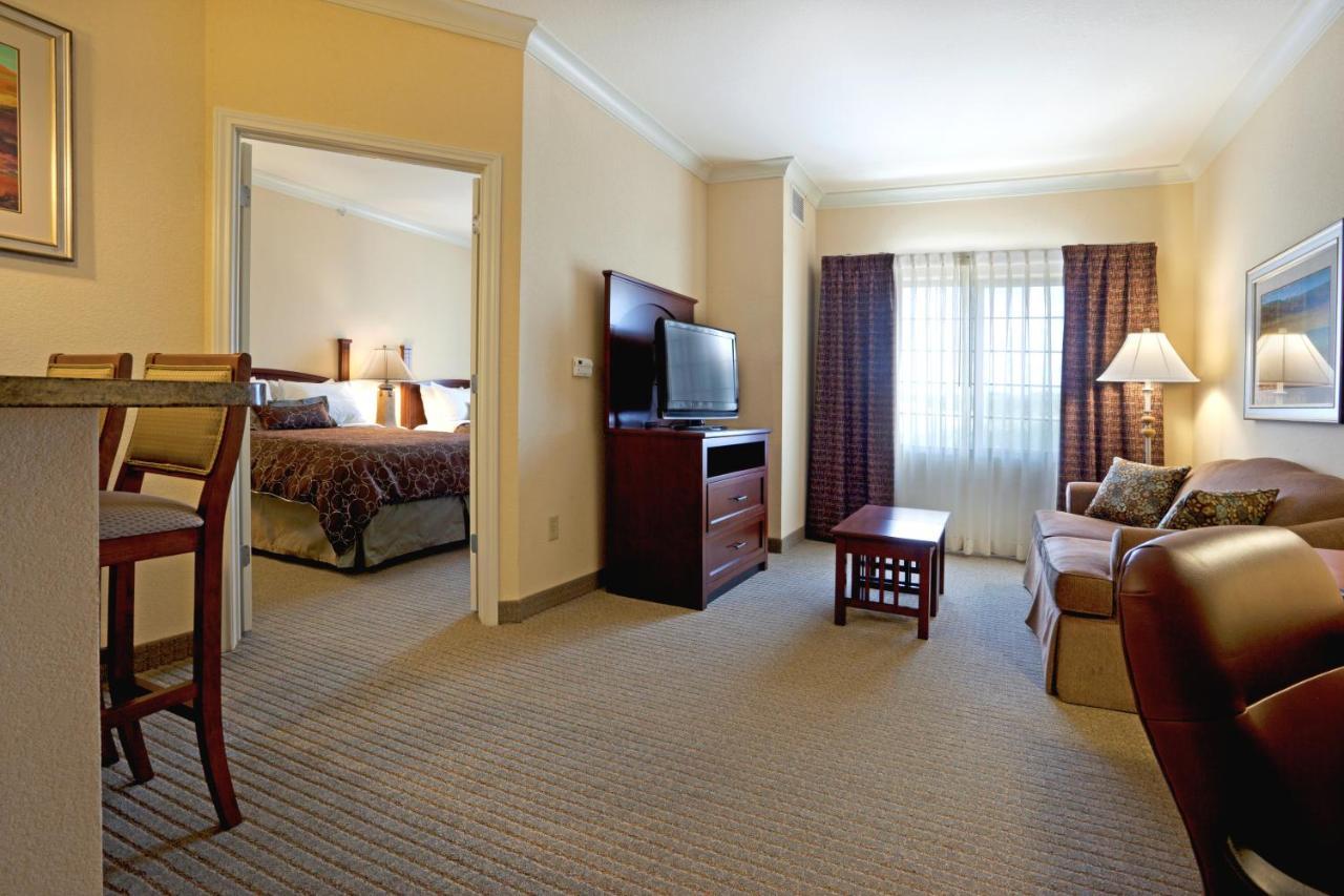 One-Bedroom Queen Suite Two Queen Beds