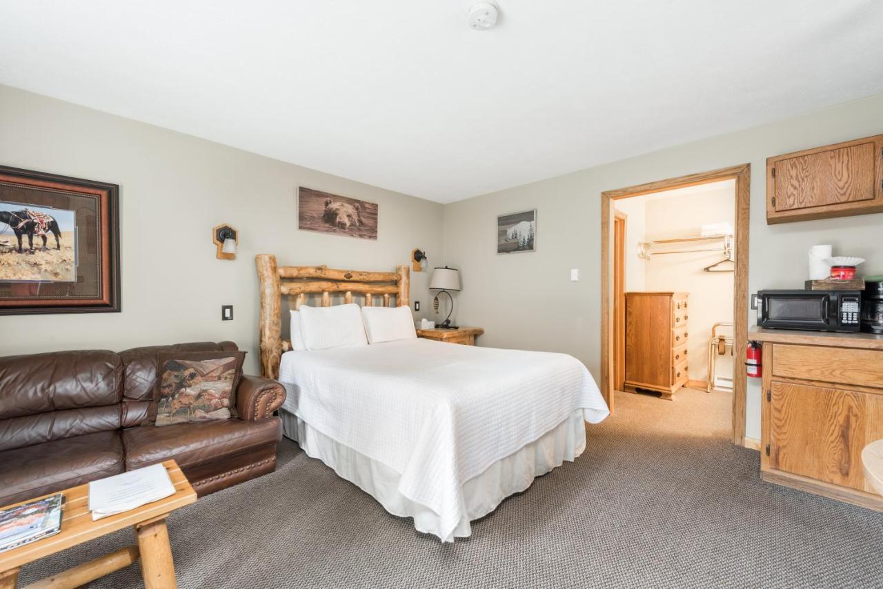 Queen Suite Hot Tub