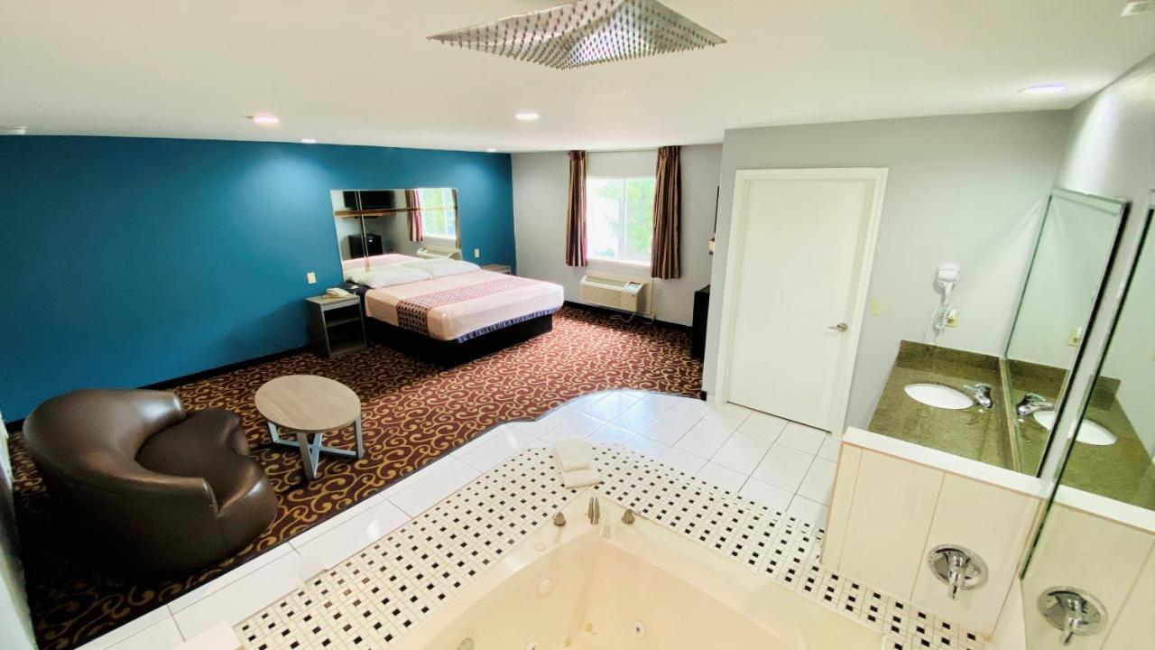 King Suite Spa Bath