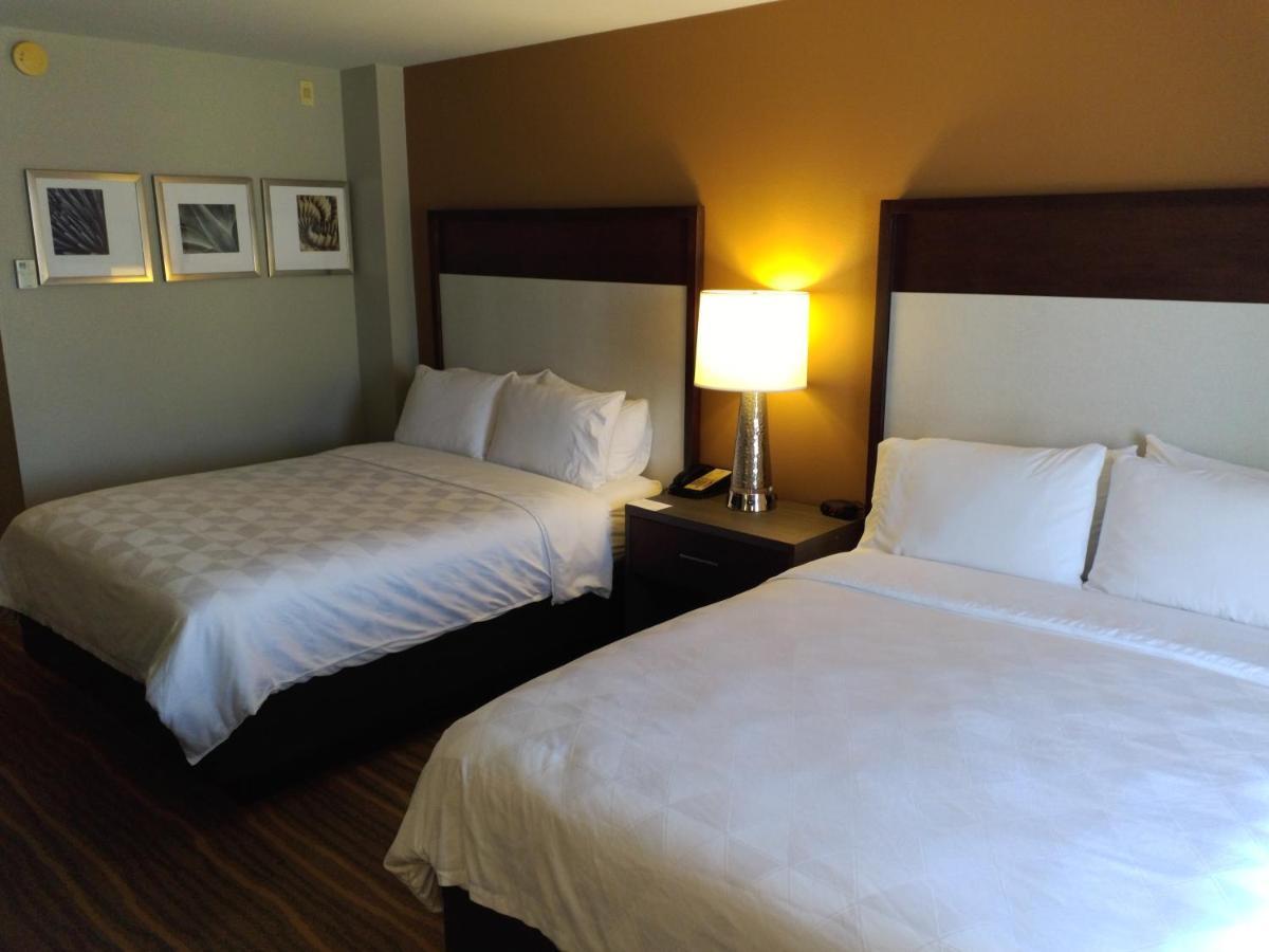 Queen Room Two Queen Beds Hearing Accessible