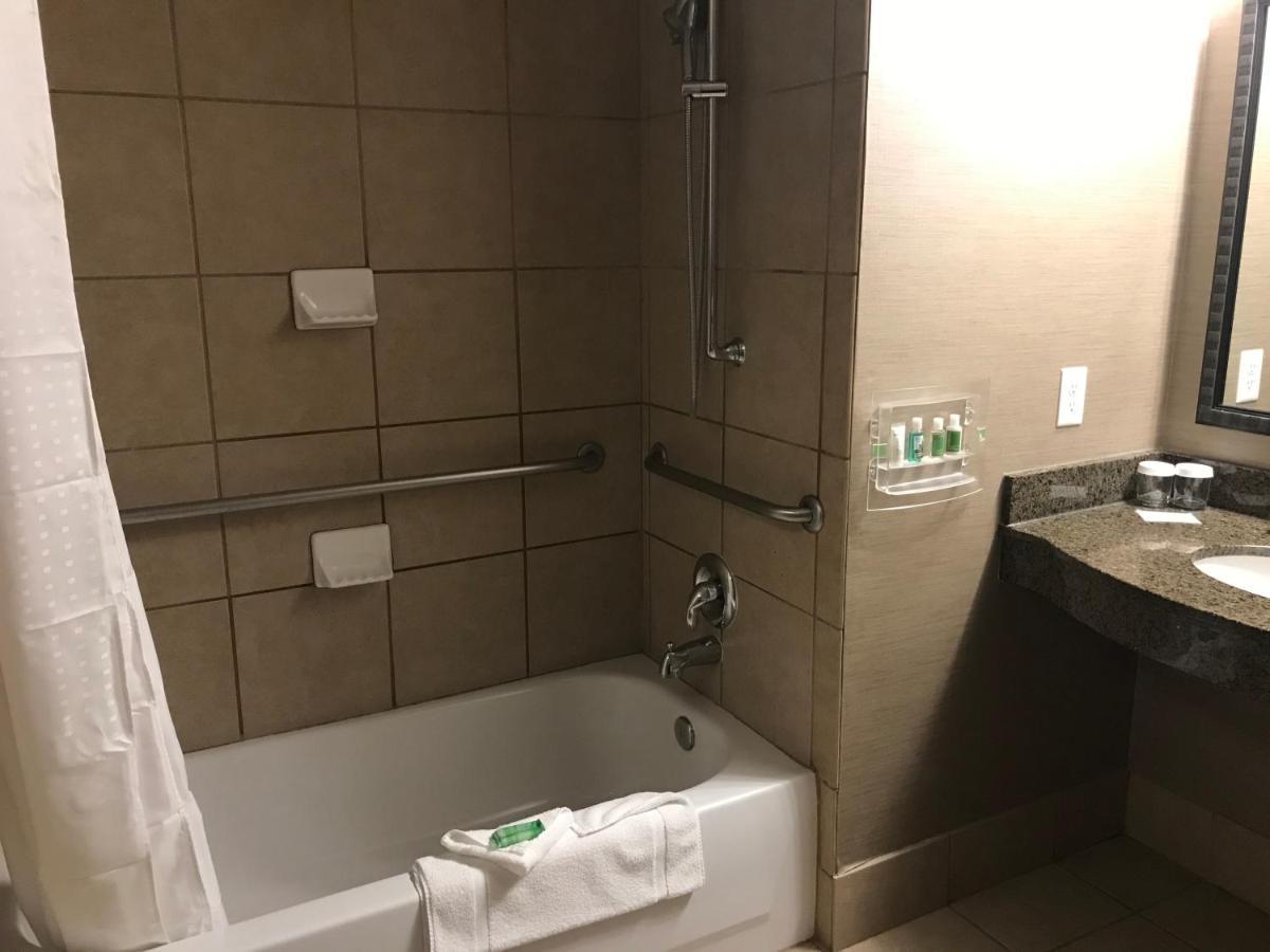 Queen Room Two Queen Beds Hearing Accessible