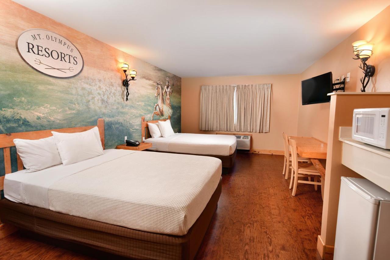 Resort Room 2 Queens includes water & theme park passes
