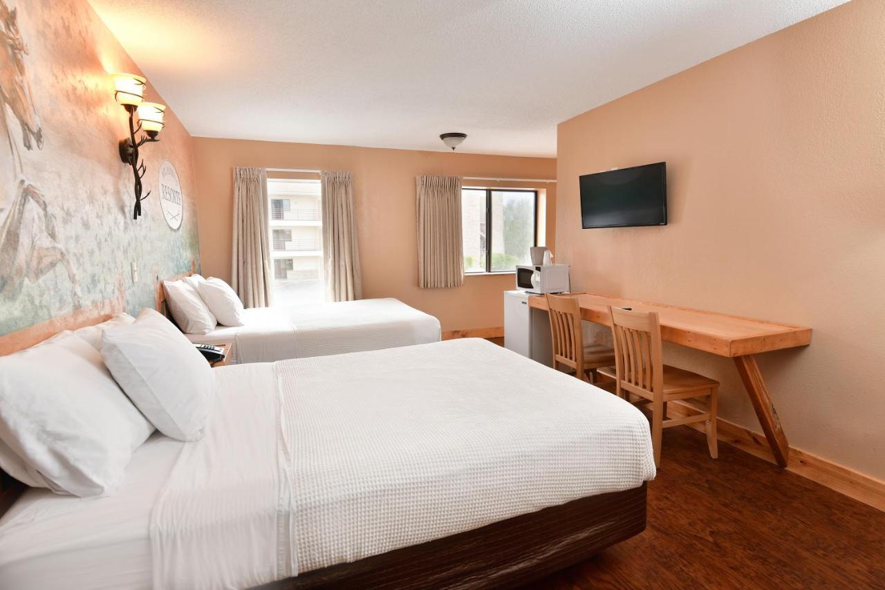 Resort Room 2 Queens includes water & theme park passes