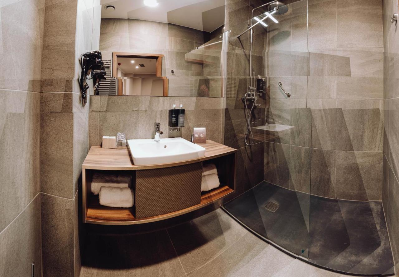 Apartament typu Junior Suite z widokiem na jezioro i góry