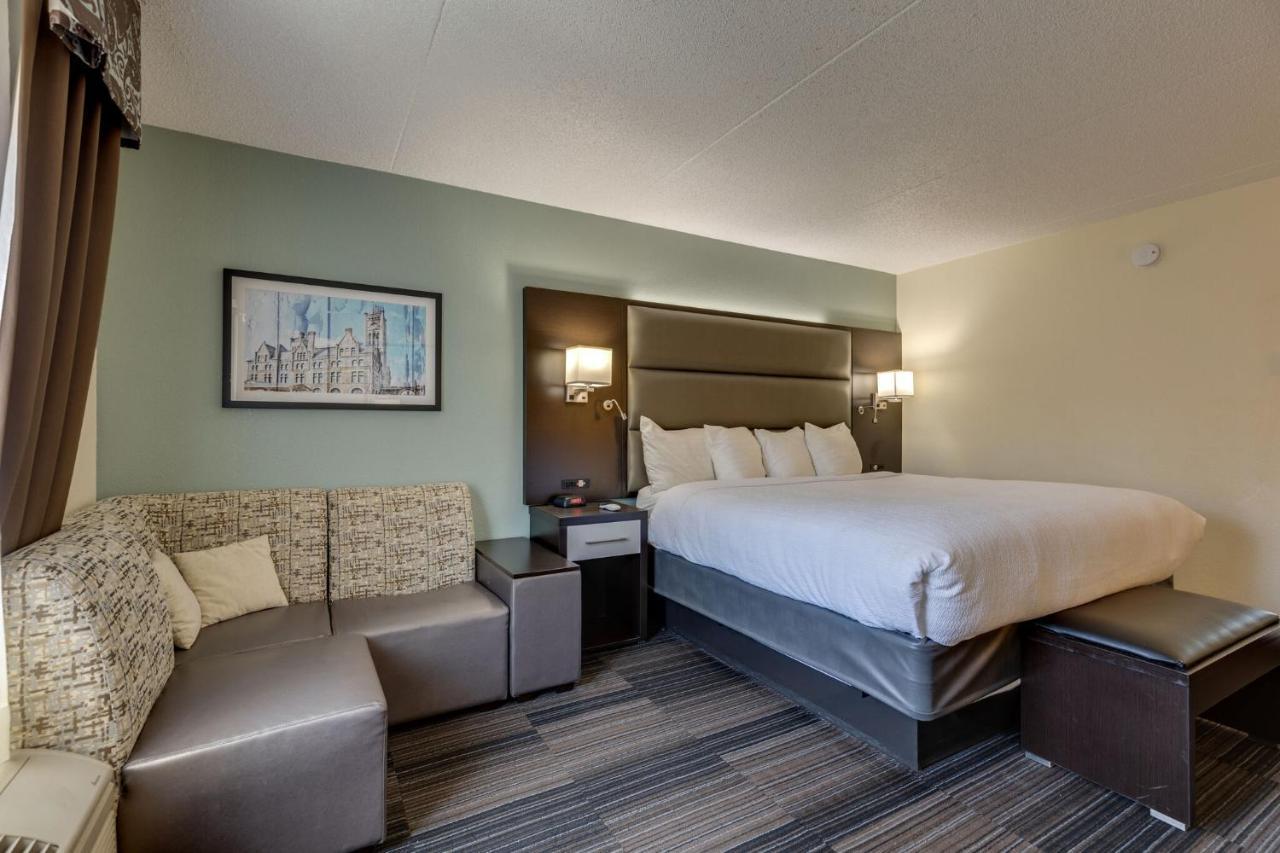 King Room Complimentary Happy Hour M-Sa