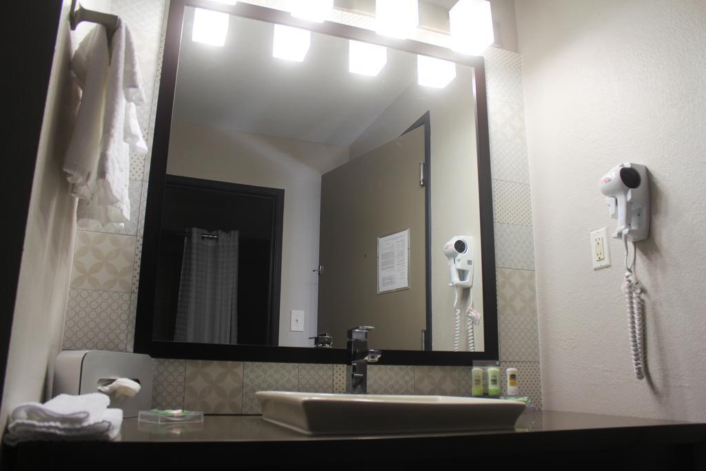 King Room Roll Shower Disability Access or Non-Smoking