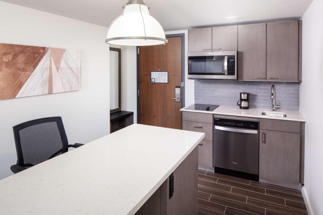 Studio Suite Two Queen Beds Sofa Bed Kitchen