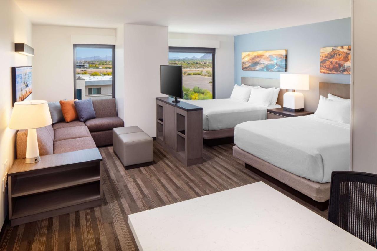 Studio Suite Two Queen Beds Sofa Bed Kitchen