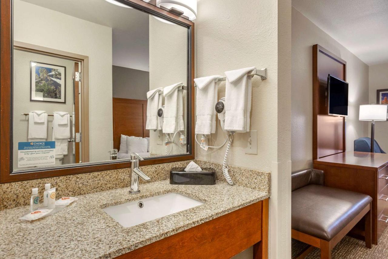 Queen Room Fourth Floor Accessible or Non-Smoking