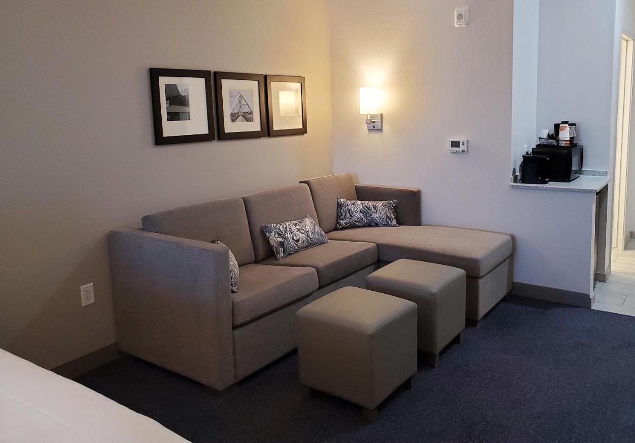 1 King Bed 1 Room Suite Sofabed