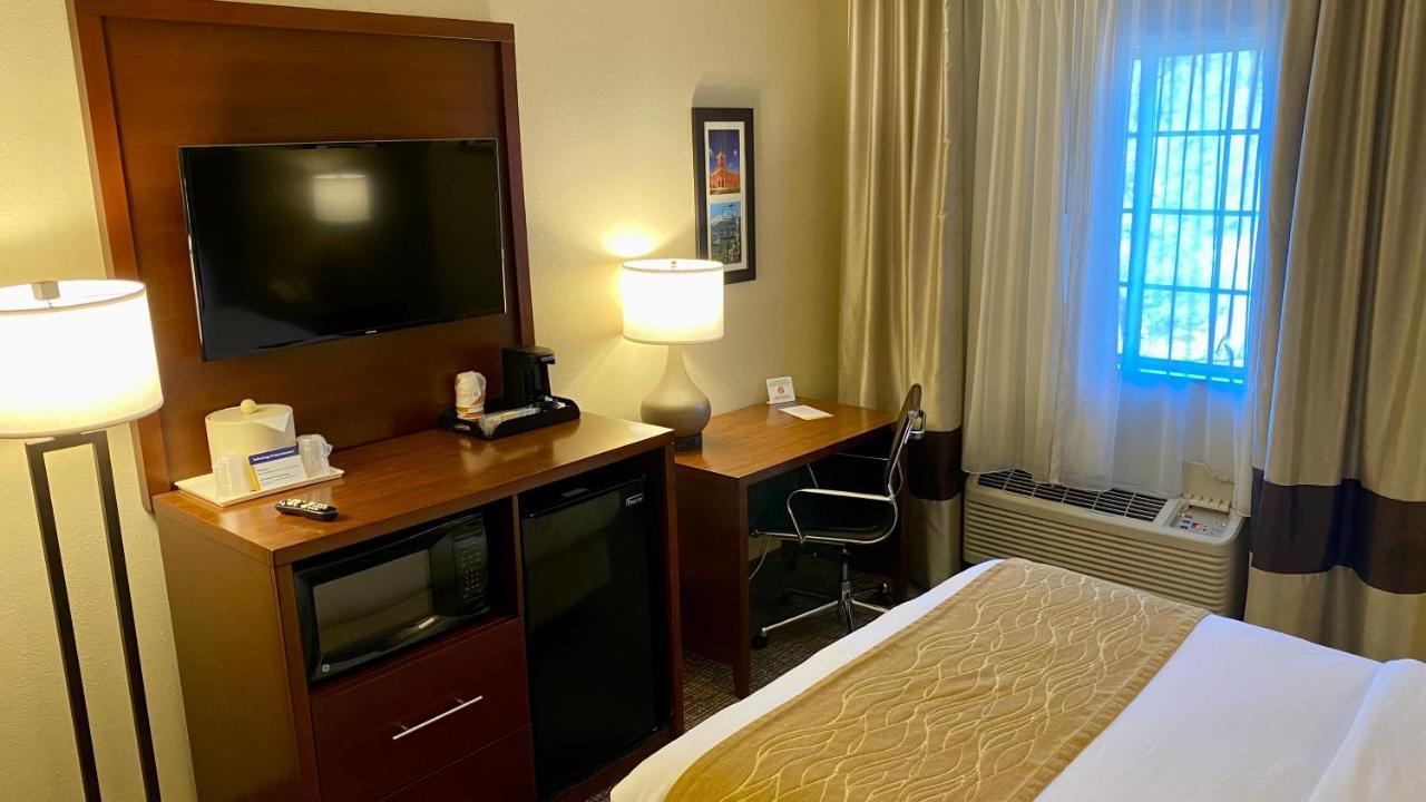 Queen Room Fourth Floor Accessible or Non-Smoking