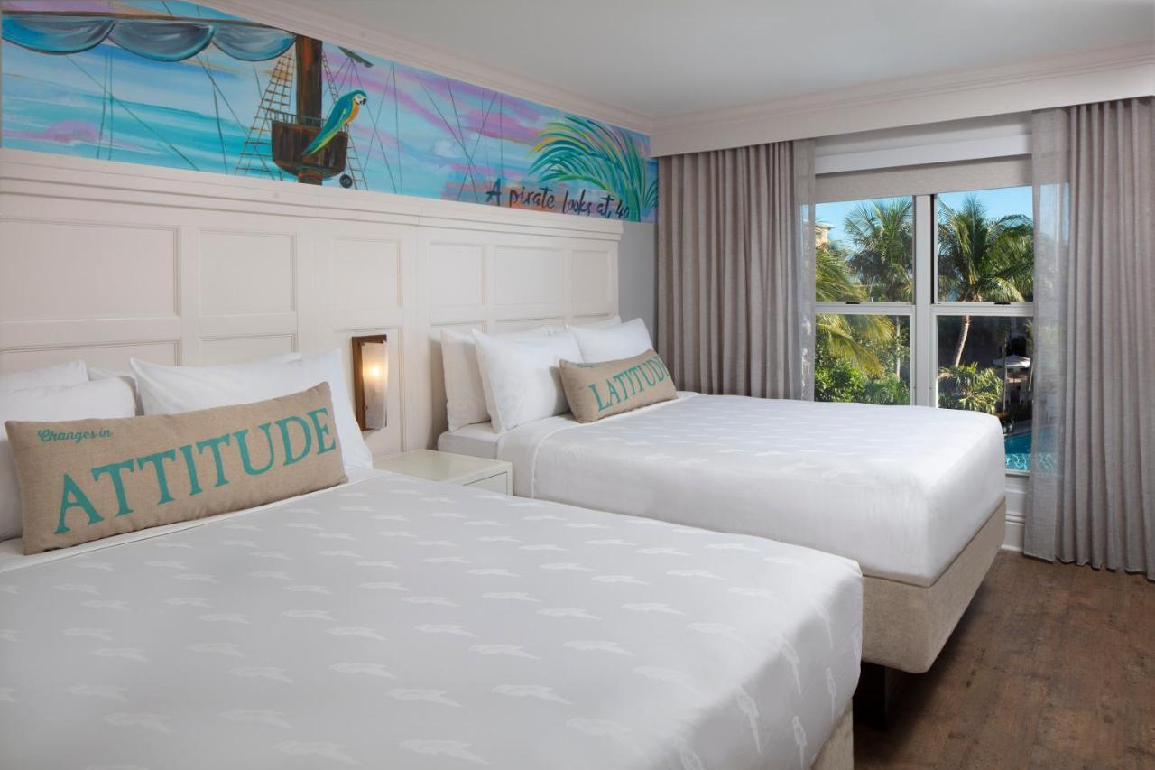 Queen Suite Pool View
