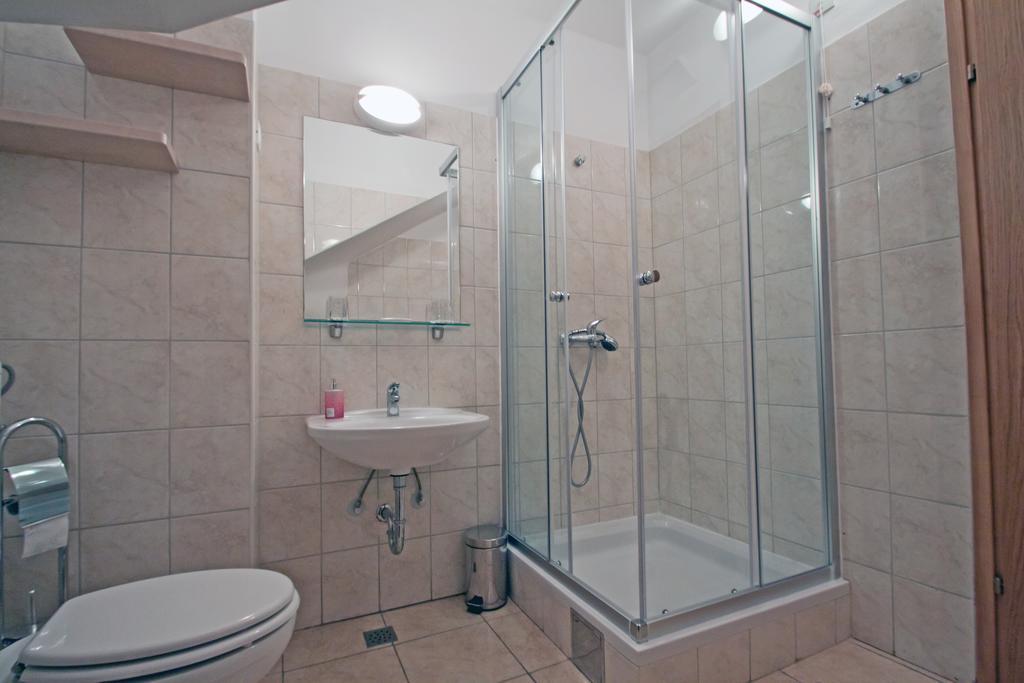 King Suite Disability Access Hearing Accessible Roll Shower
