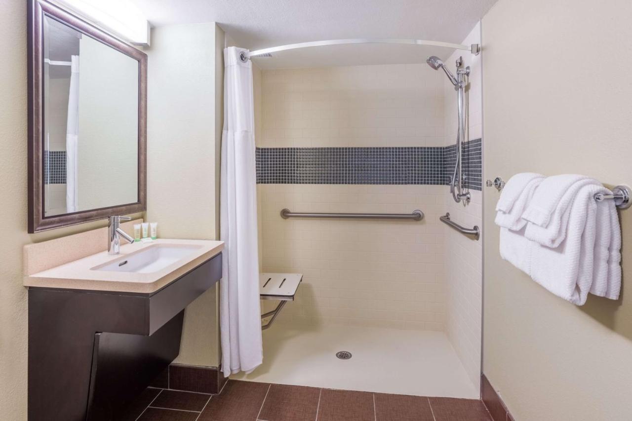Two Bedroom Queen Suite Three Queens