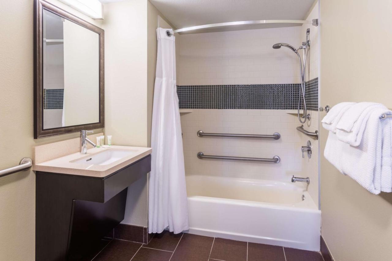 Two-Bedroom Queen Suite Three Double Beds Bathtub Mobility Accessible
