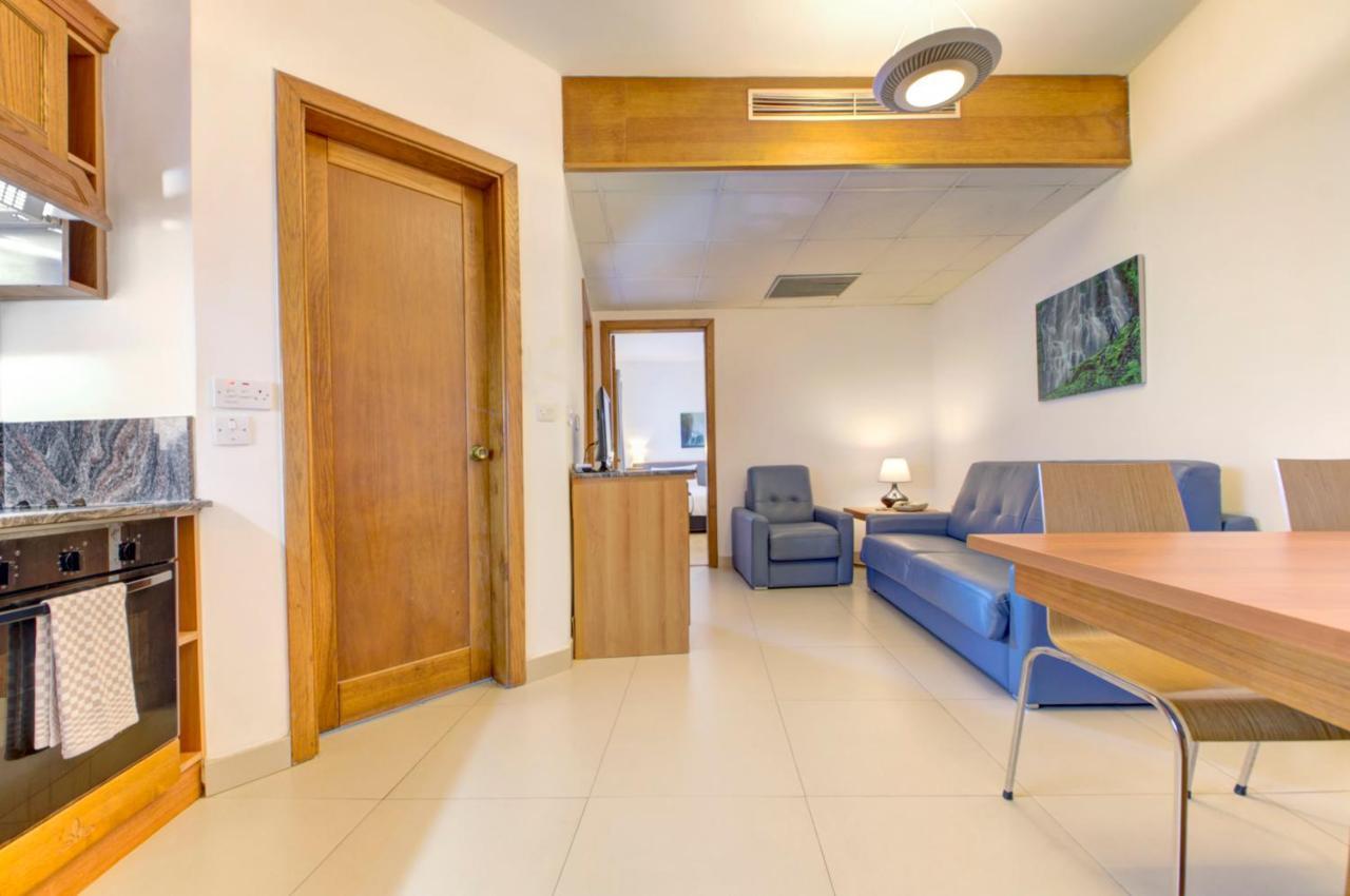 Apartament z 2 sypialniami i częściowym widokiem na morze