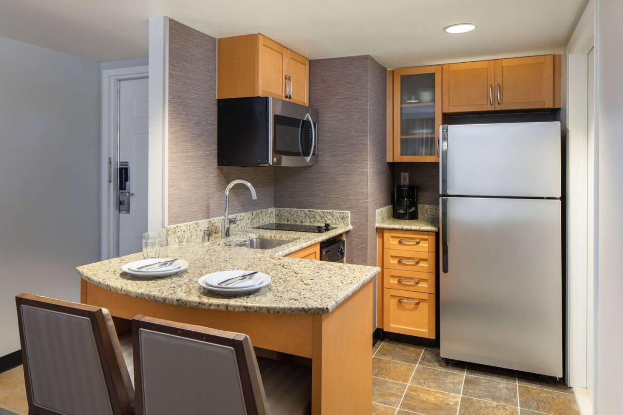 One-Bedroom Queen Suite