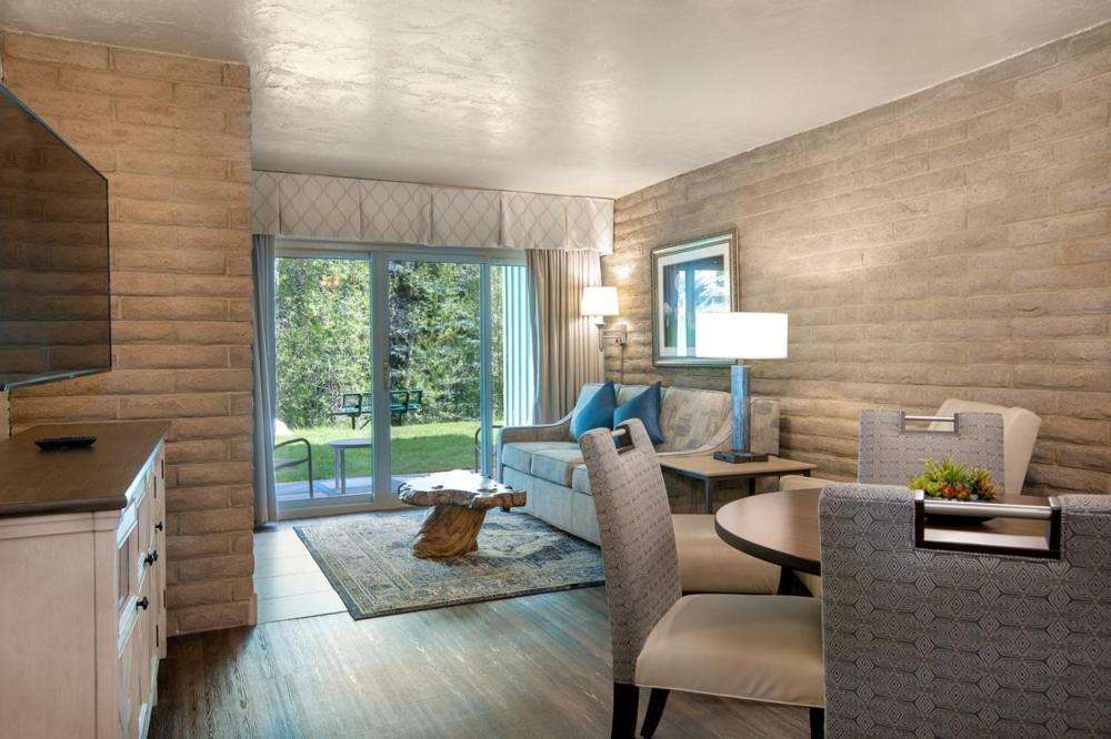 One-Bedroom Apartment King Bed