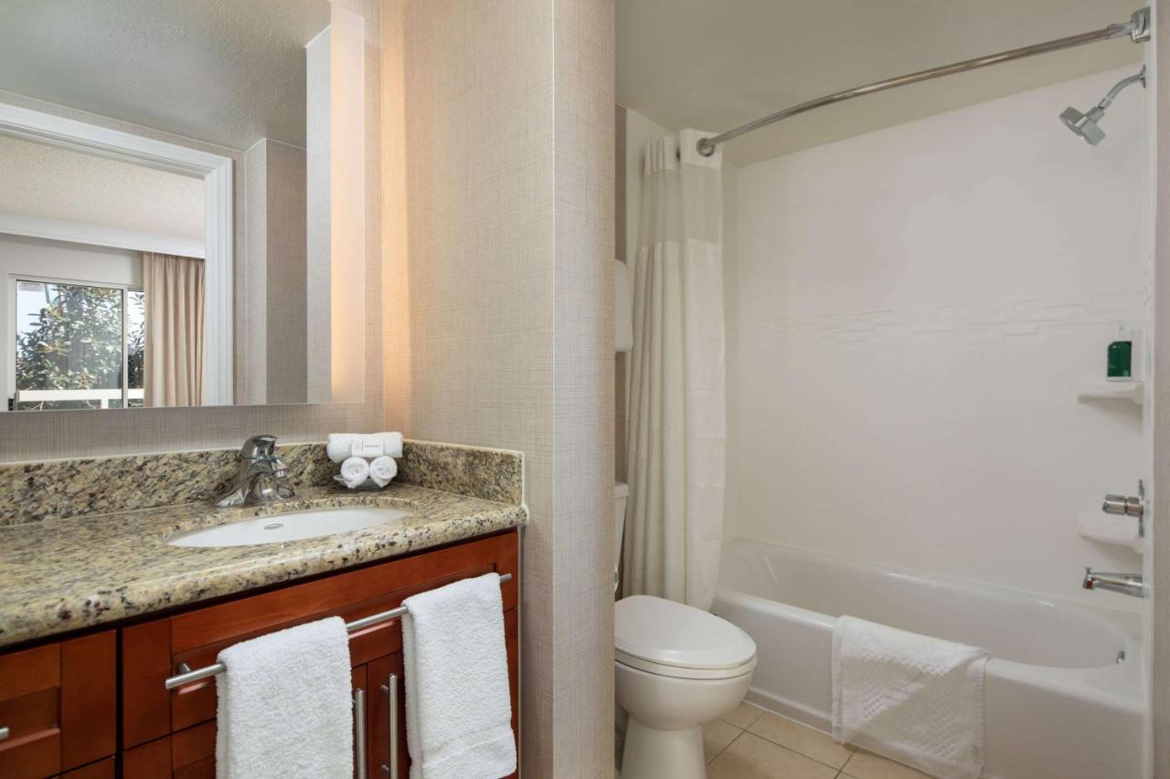 One-Bedroom Queen Suite