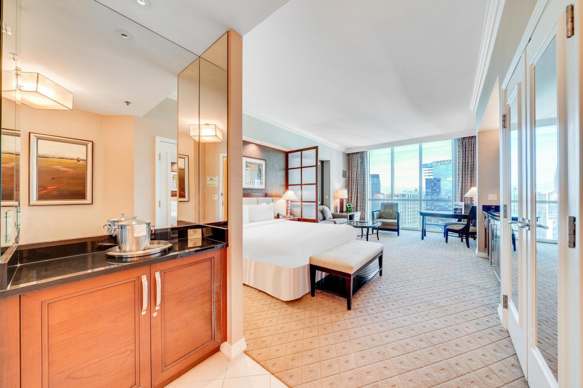 Elite Signature 2BR Suite Balcony Jetted Tub