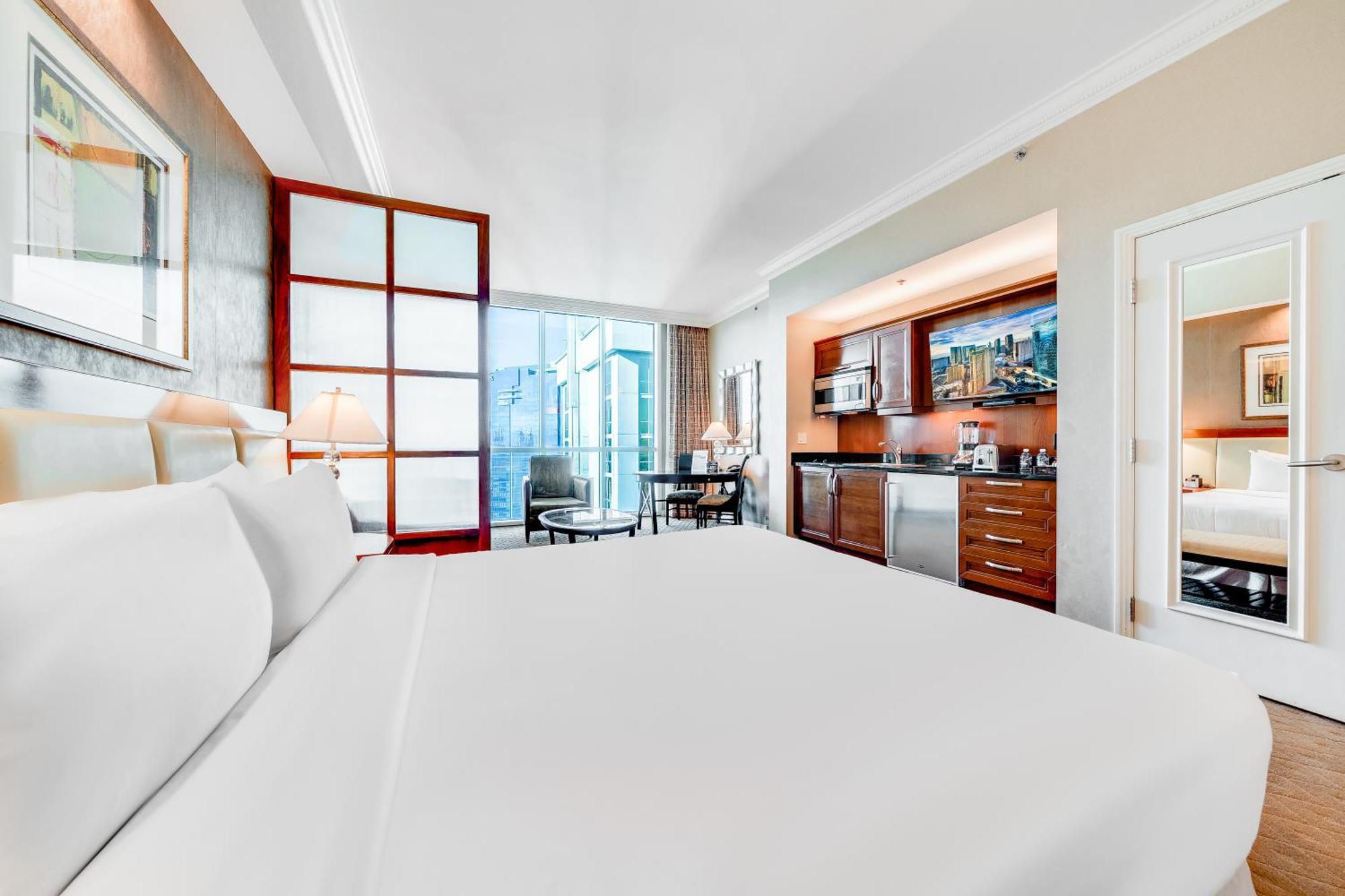 Elite Signature 2BR Suite Balcony Jetted Tub