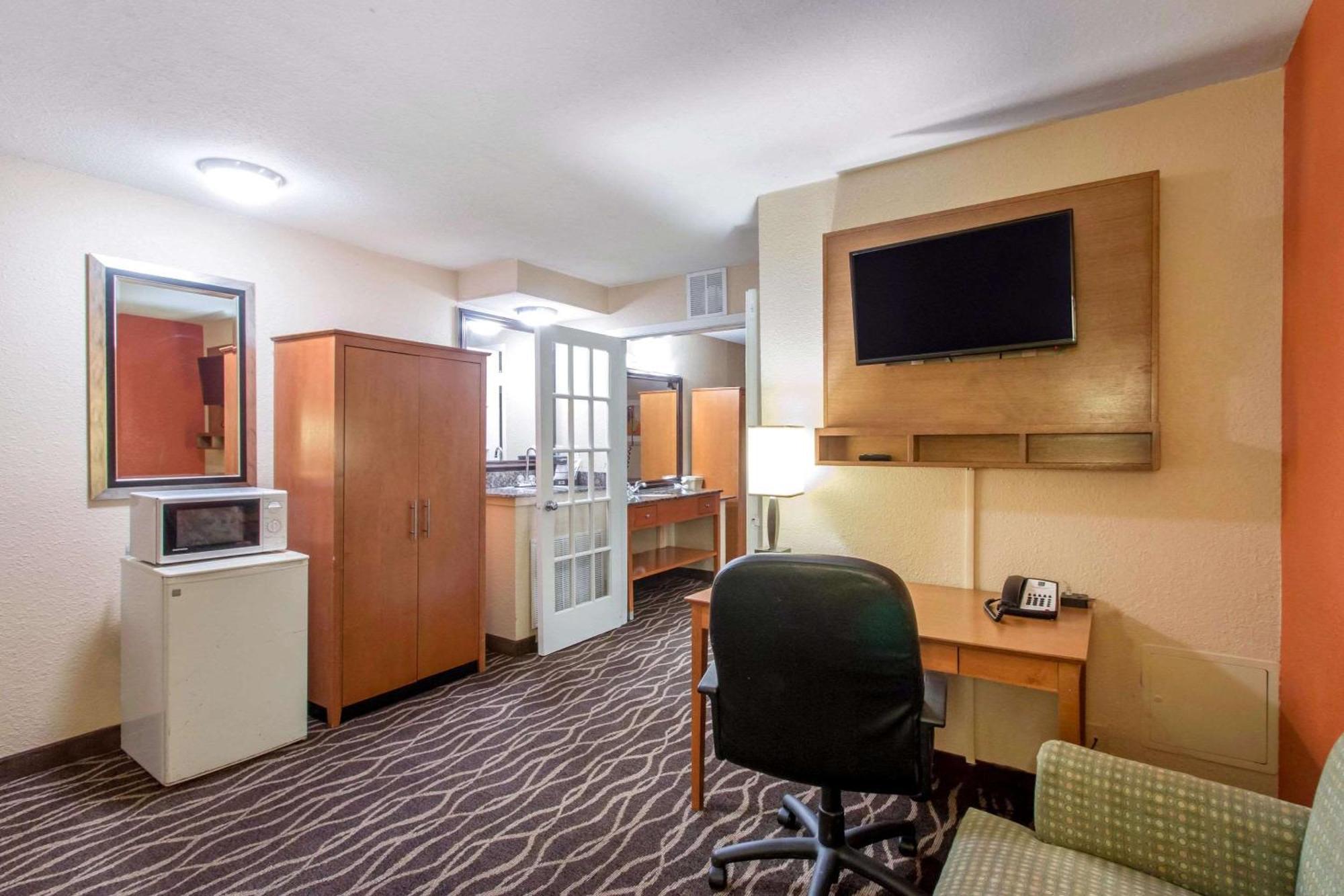 One-Bedroom King Suite