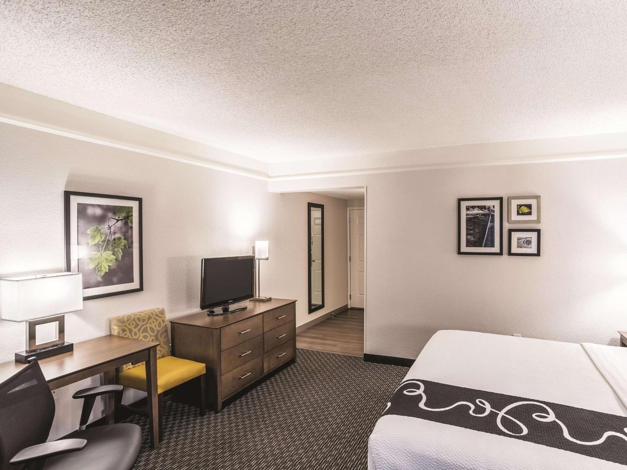 King Room Roll Shower Mobility Access or Non-Smoking