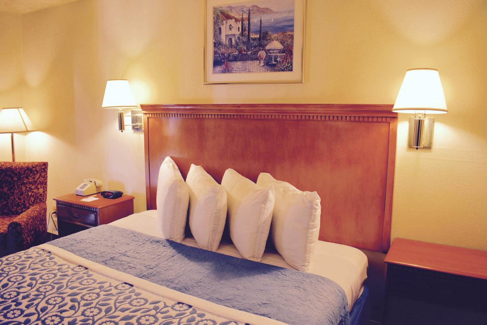 Queen Room One Queen One Double Bed Mobility Access or 1st Floor Roll Shower Non-Smoking