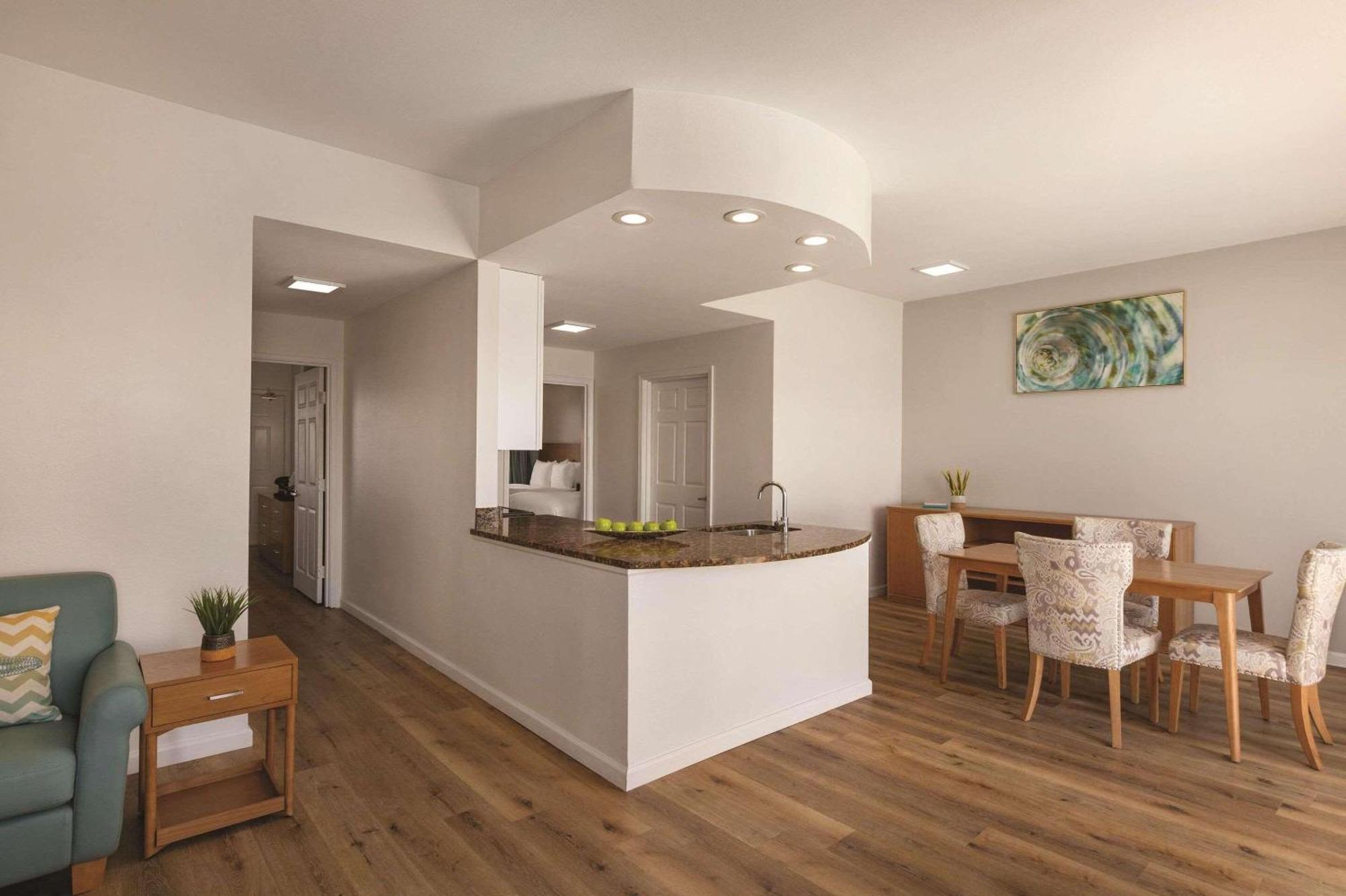 Two-Bedroom Penthouse Suite Four Double Beds Kitchen Living Room Sofa Bed & Whirlpool Non Smoking