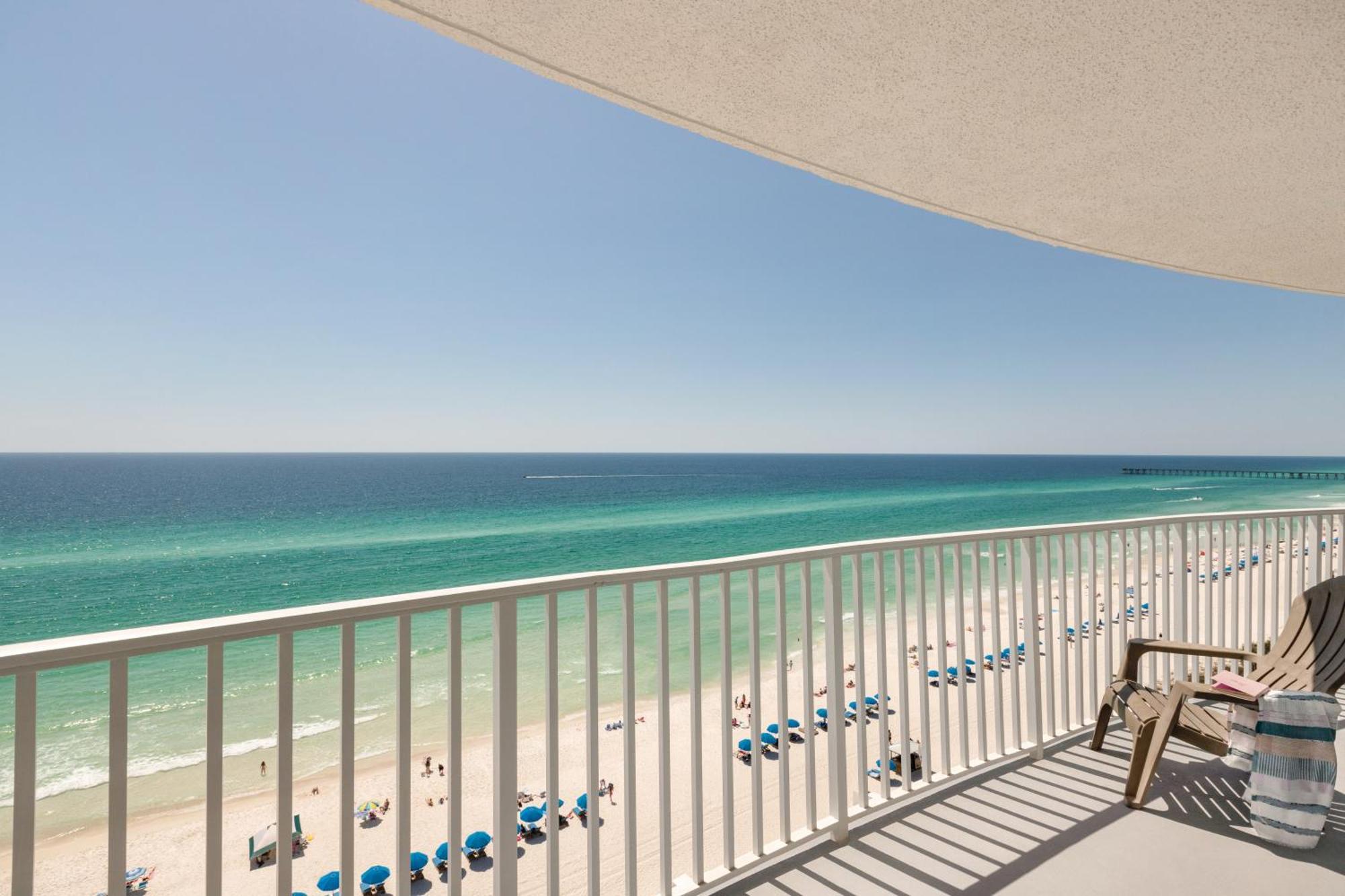 Two-Bedroom Penthouse Suite Four Double Beds Kitchen Living Room Sofa Bed & Whirlpool Non Smoking