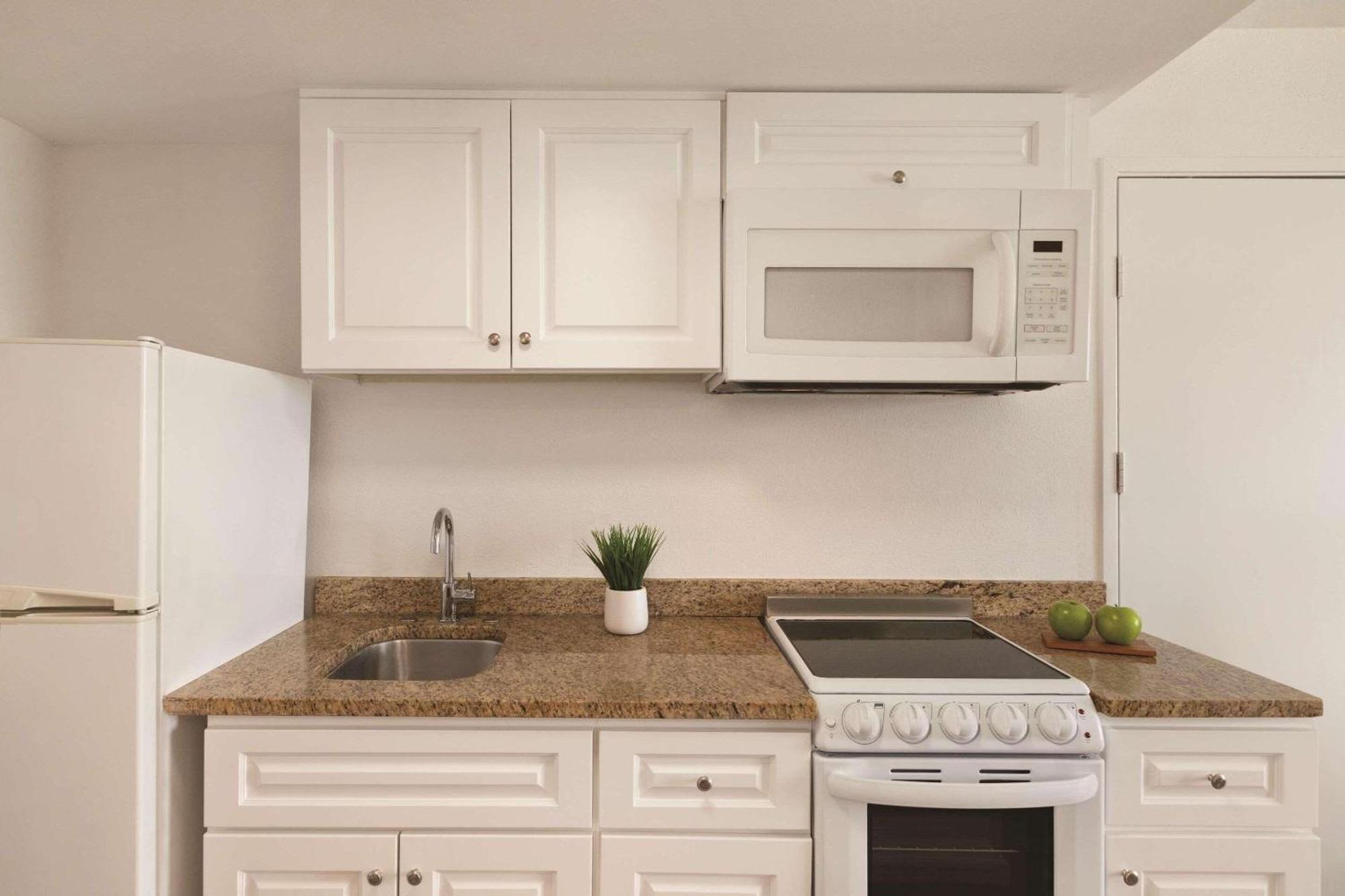 Deluxe Accessible King Suite Kitchen & Roll Shower Non Smoking