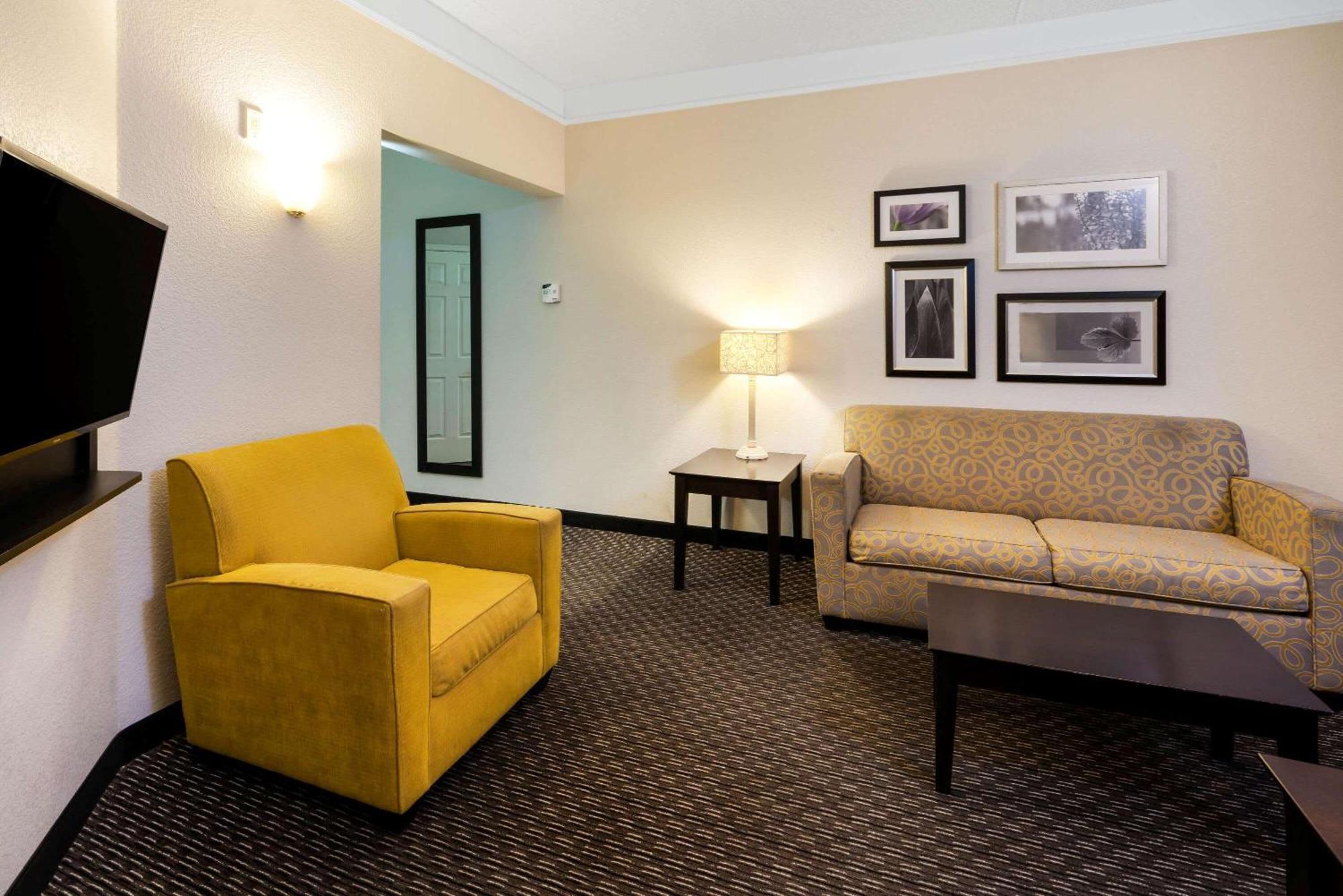 King Suite Sofa Bed Pool View