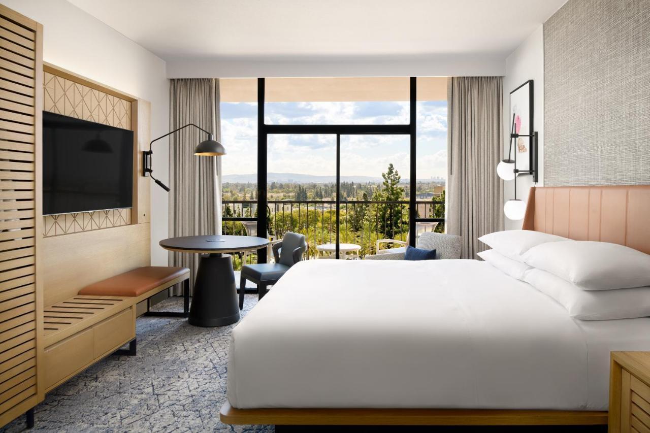 Club level Guest room 1 King High floor