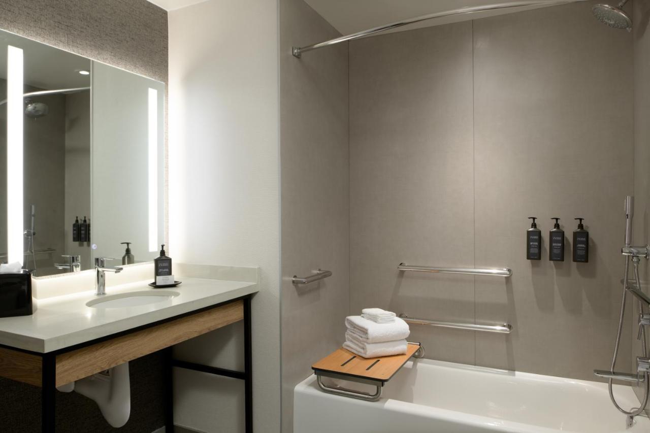 Club level Guest room 1 King High floor