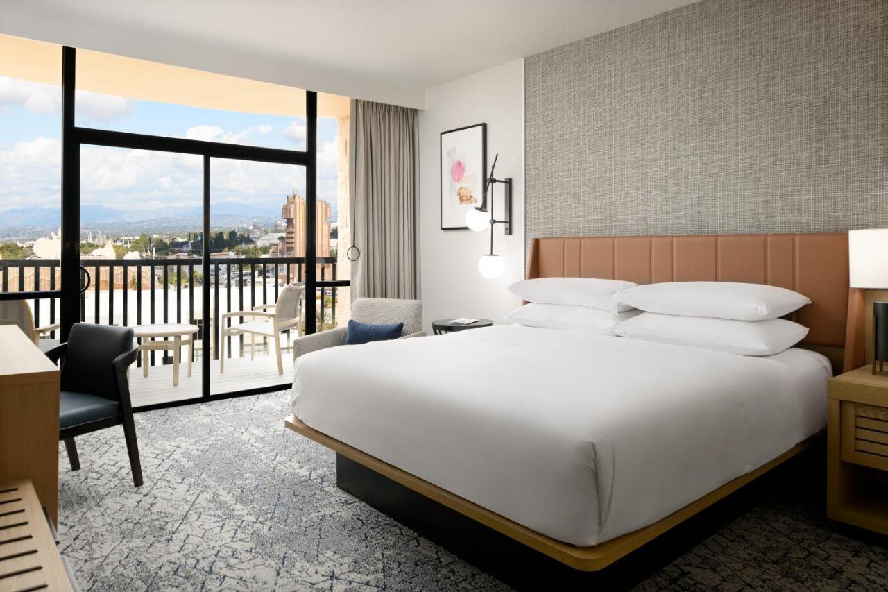 Club level Guest room 1 King Theme park view High floor
