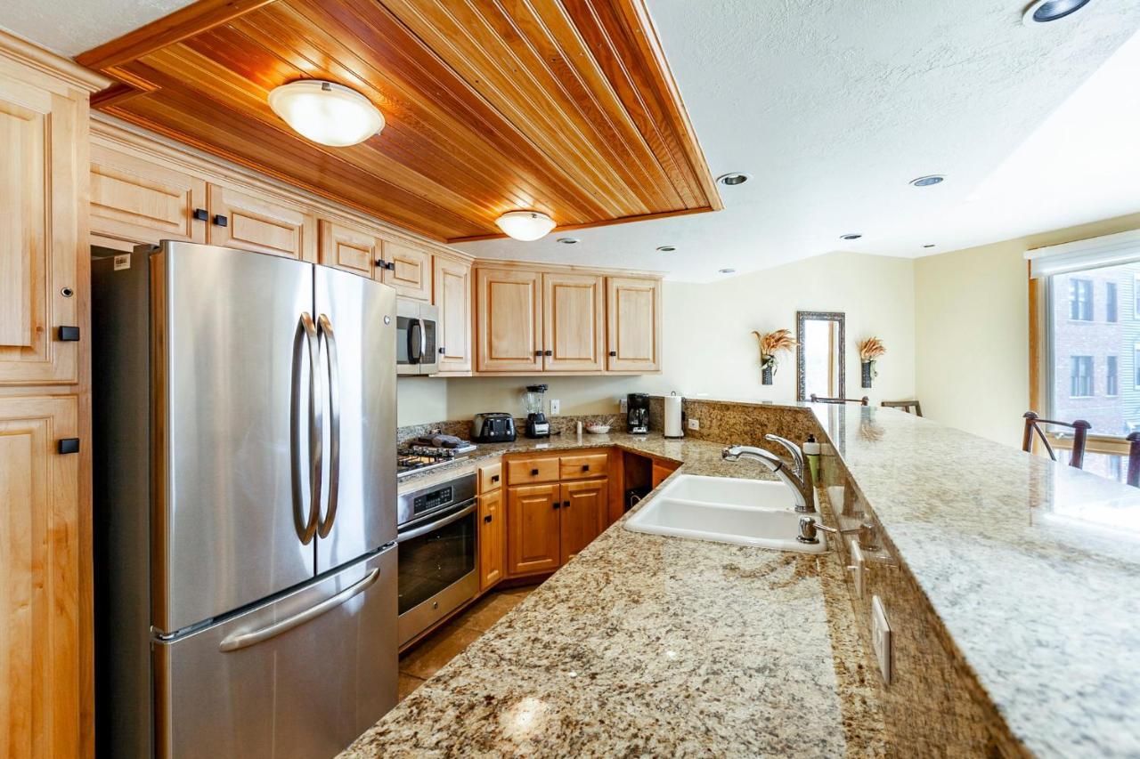 2 Bedroom Condominium Spa #204