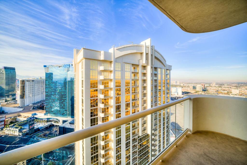 1BR Elite Penthouse Suite Strip View Balcony