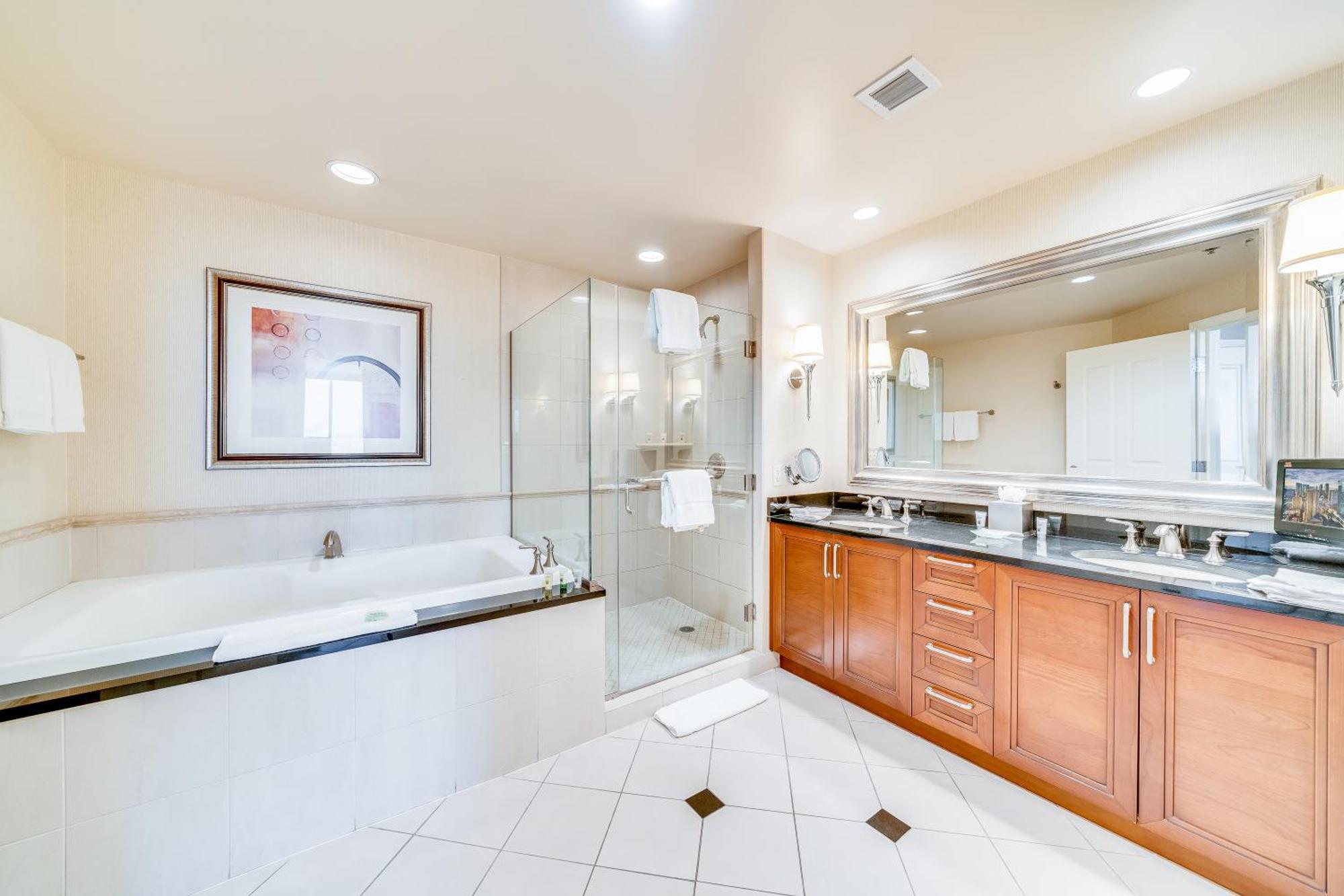 Elite Signature 2BR Suite Balcony Jetted Tub