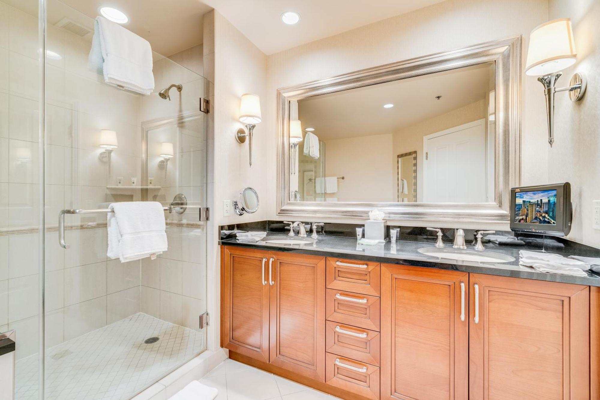 Elite Signature 2BR Suite Balcony Jetted Tub