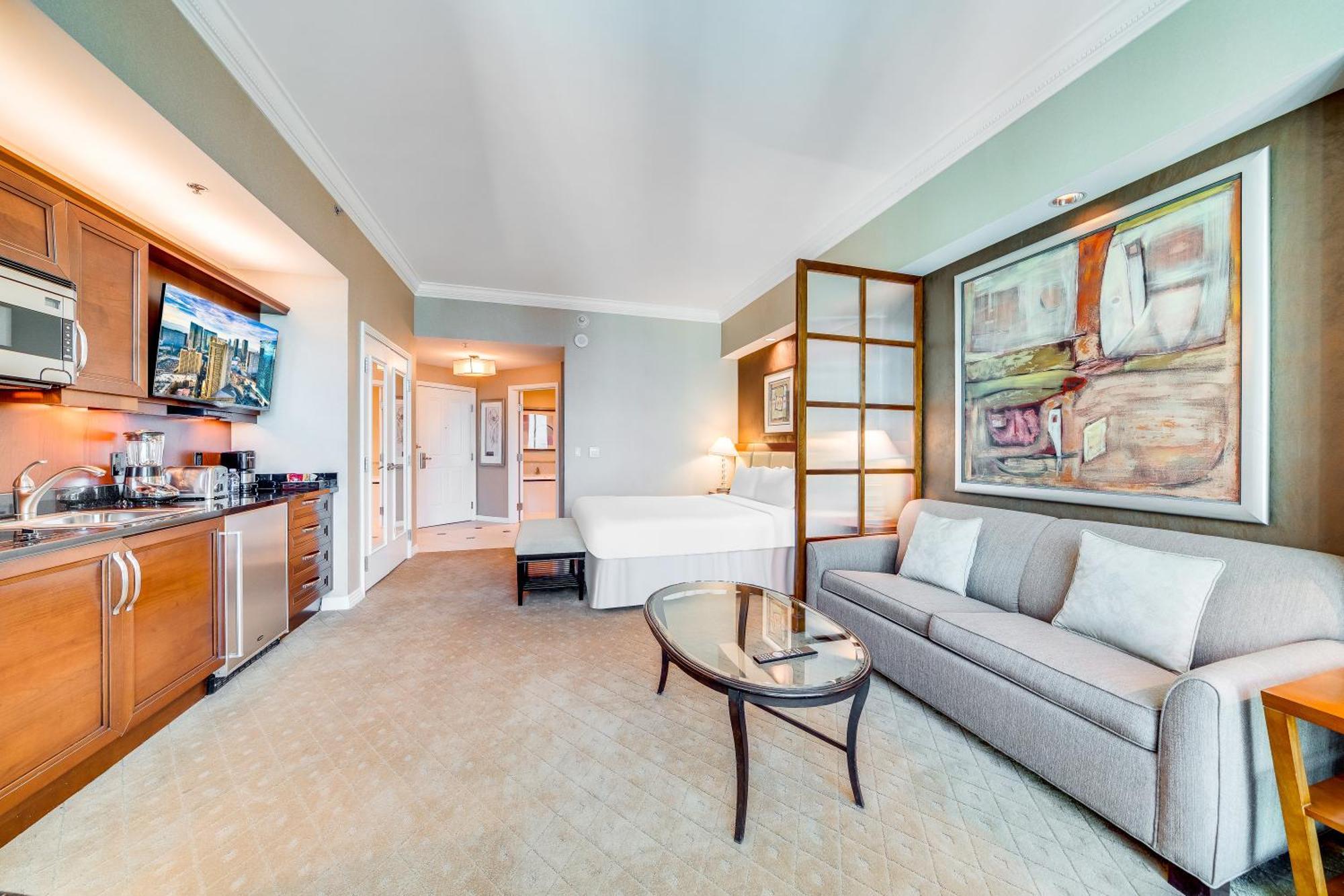 Elite Signature 2BR Suite Balcony Jetted Tub