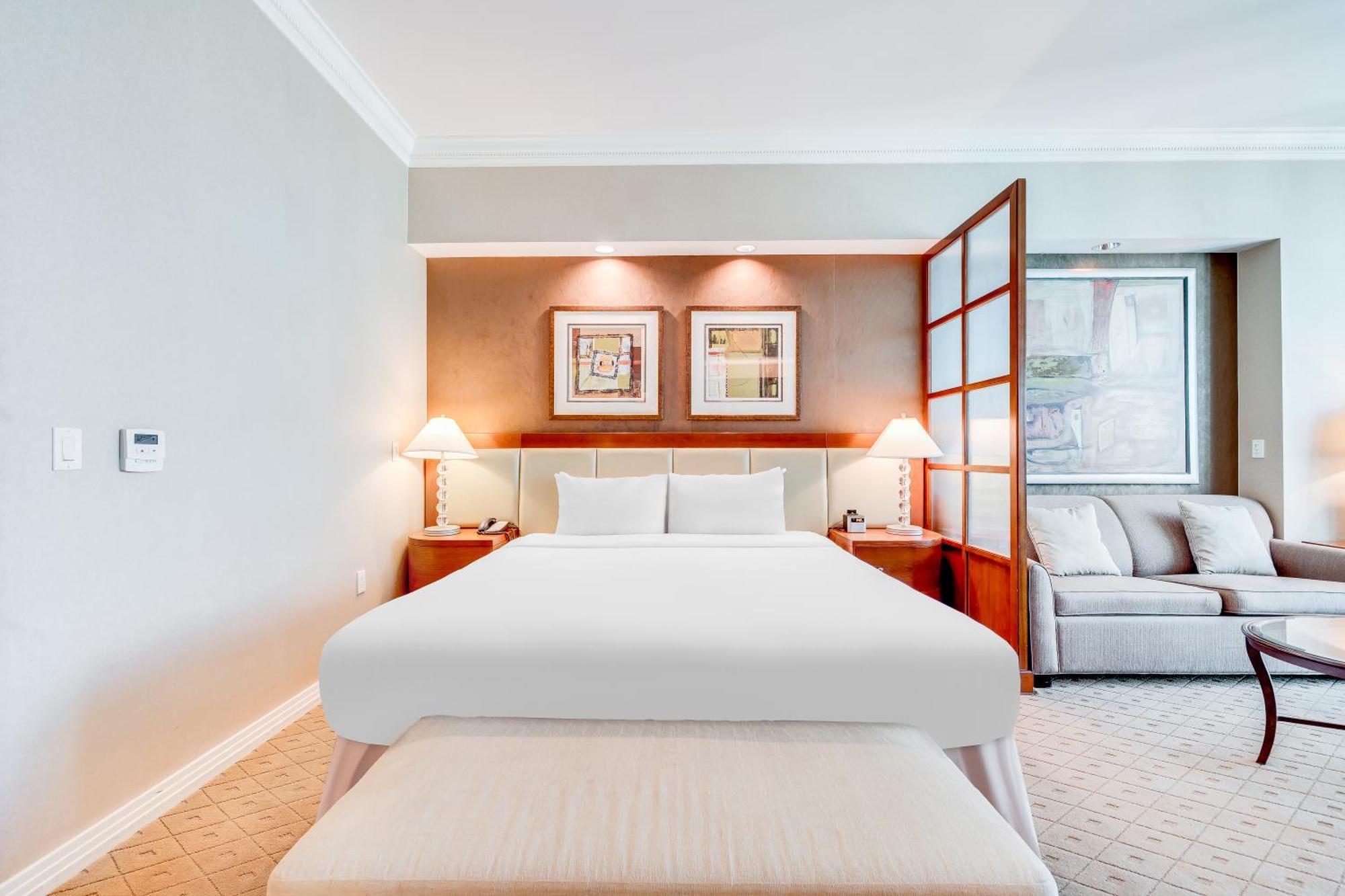 Elite Signature 2BR Suite Balcony Jetted Tub