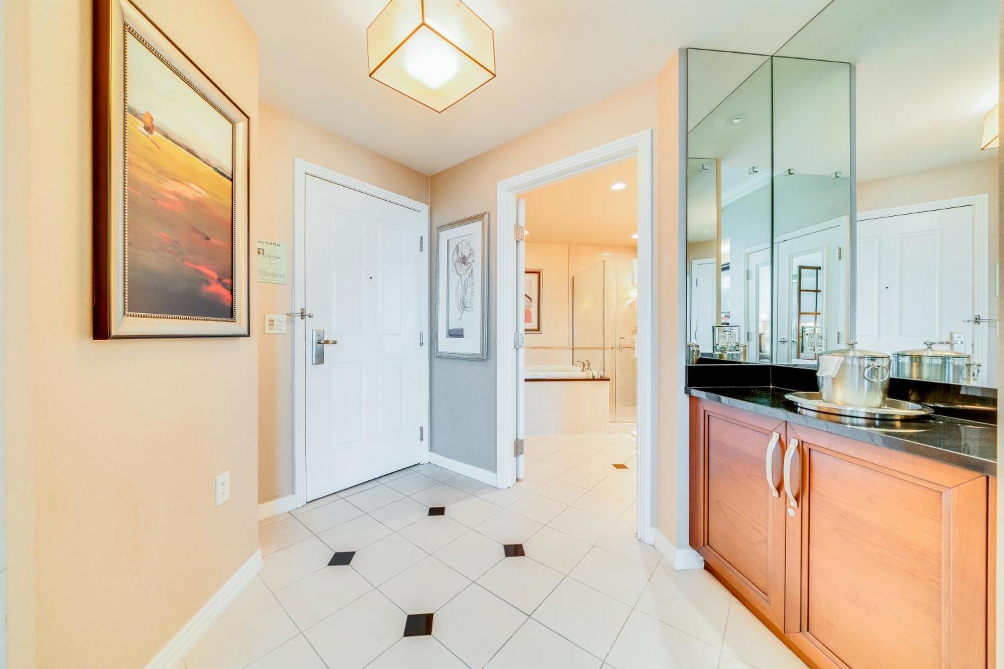 Elite Signature 2BR Suite Balcony Jetted Tub