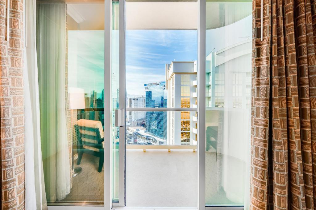 Elite Signature 2BR Suite Balcony Jetted Tub