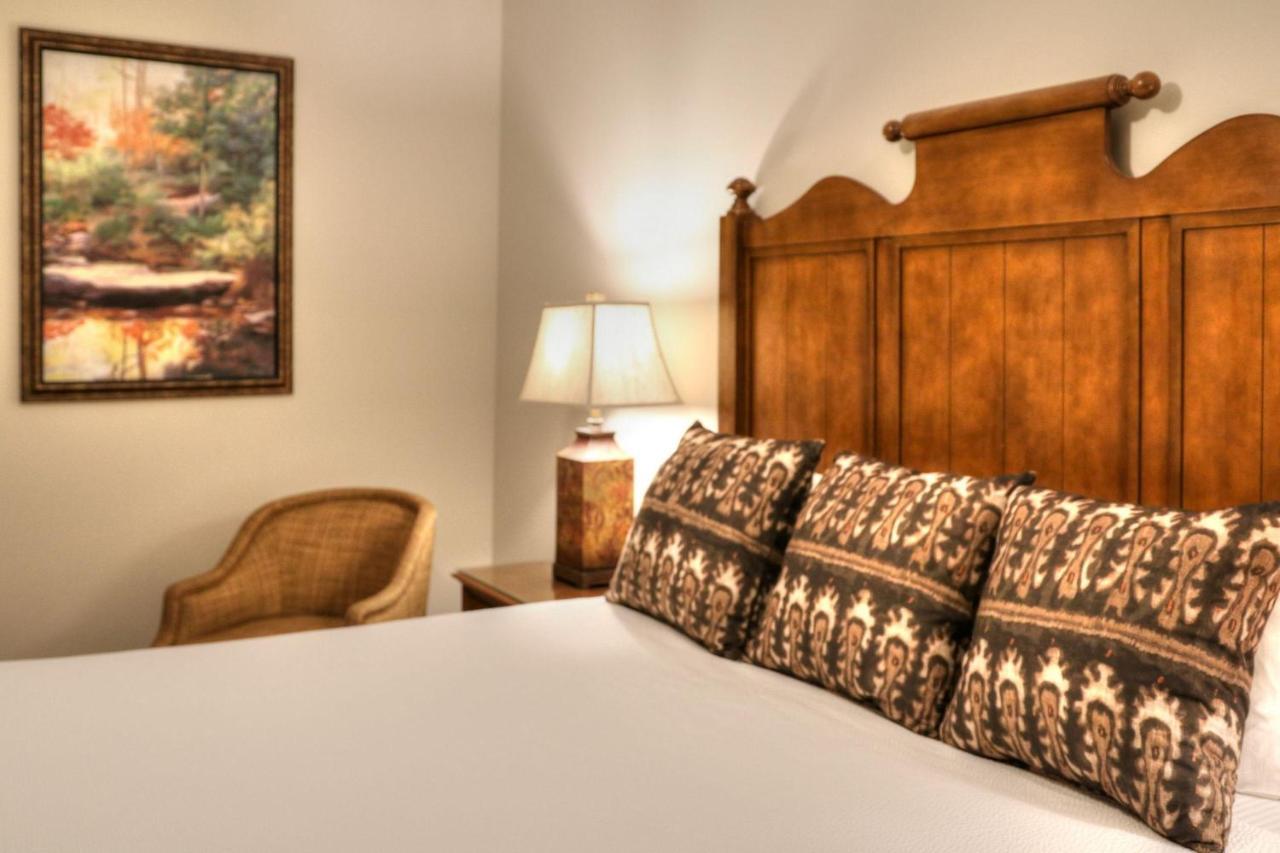 One Bedroom Riverview Condo One King