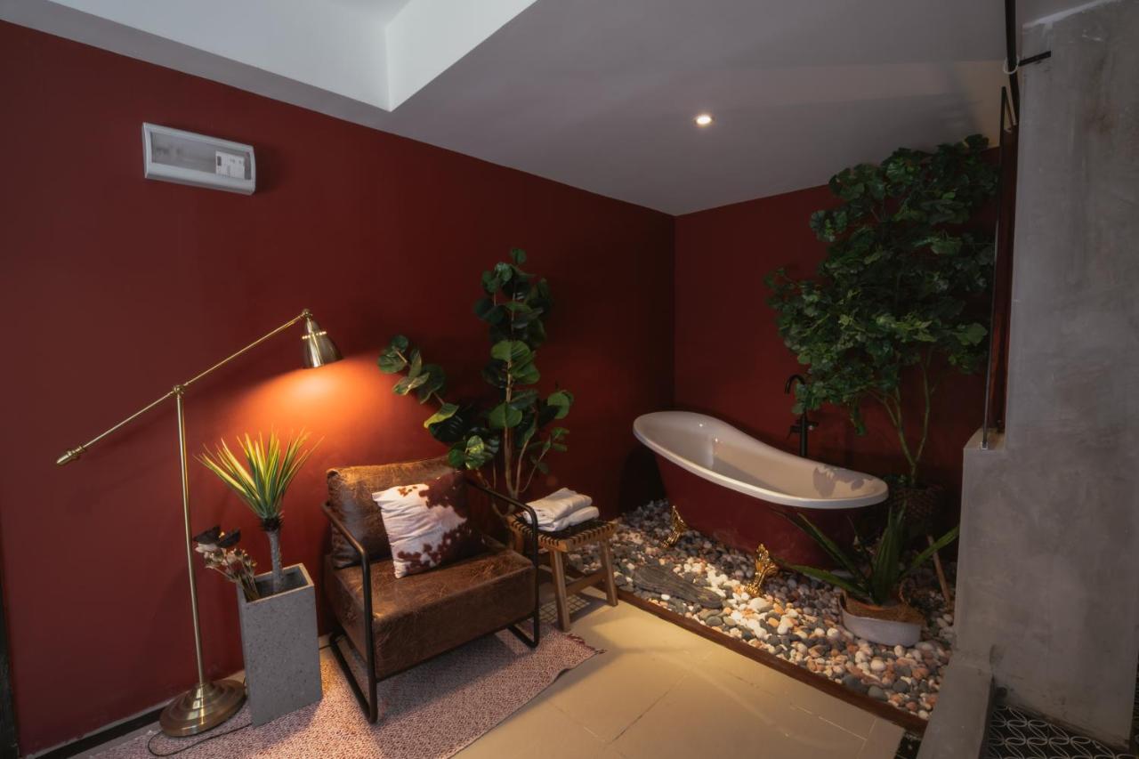 Designer Suite bathtub Scarlett