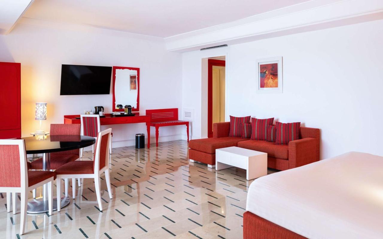 Apartament typu Junior Suite z balkonem i widokiem na morze