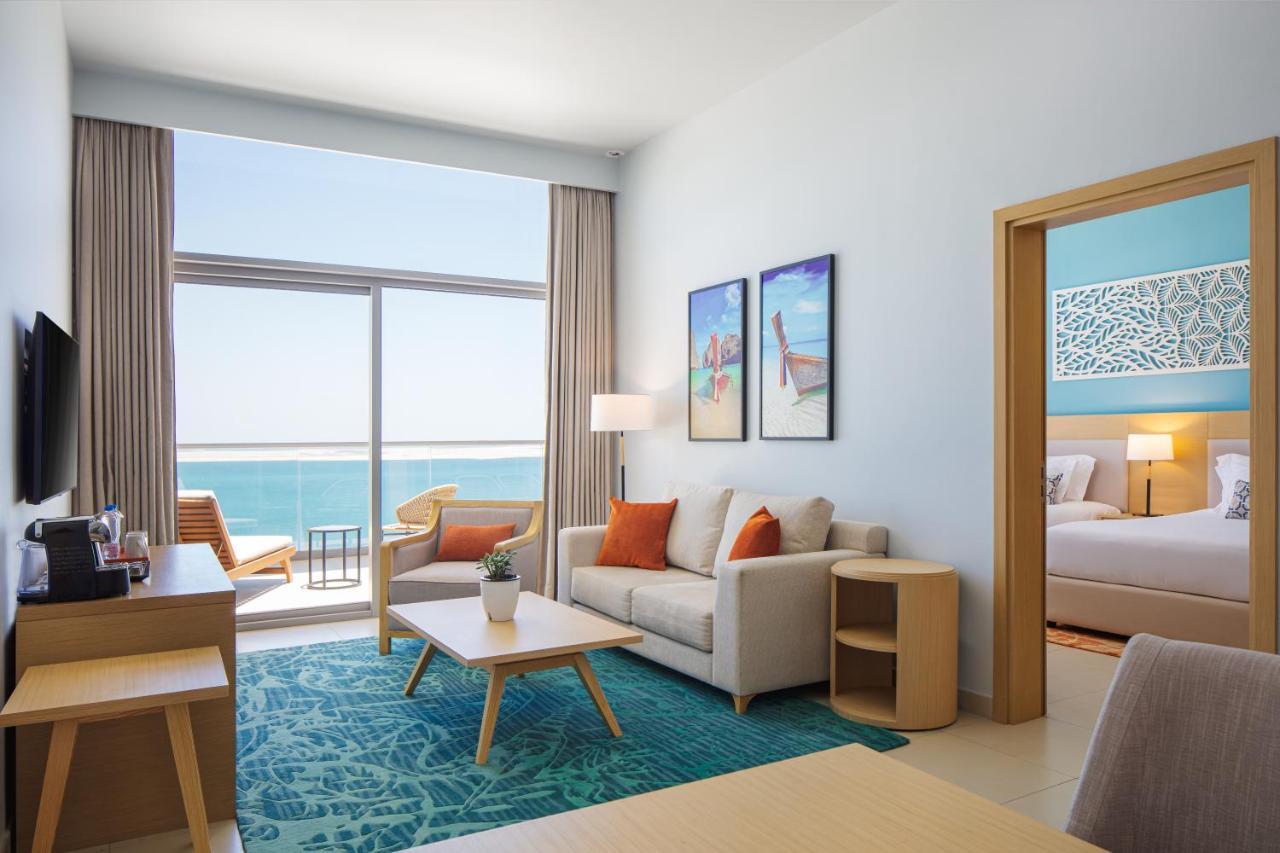 Apartament typu Mirage Suite z 2 sypialniami i panoramicznym widokiem na morze